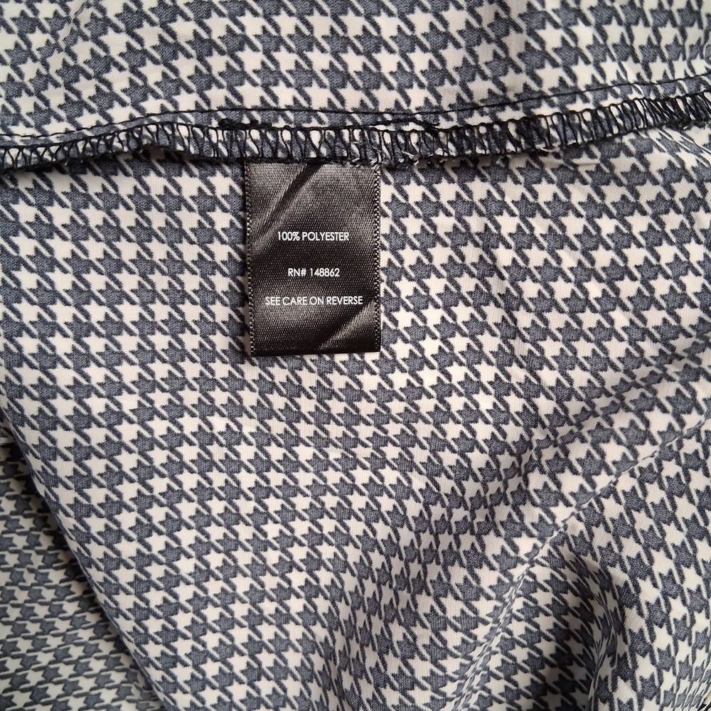torrid Black and White Houndstooth V-Neck Blouse - Picture 13 of 14